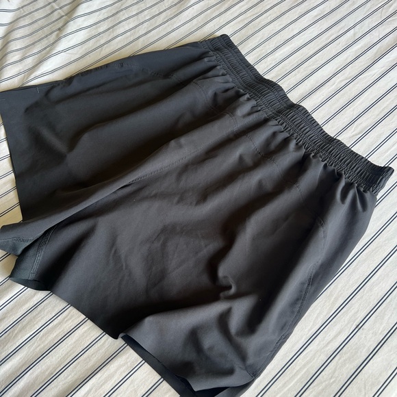ALO Yoga Women's Athletic Black Shorts Size Medium - Picture 4 of 8